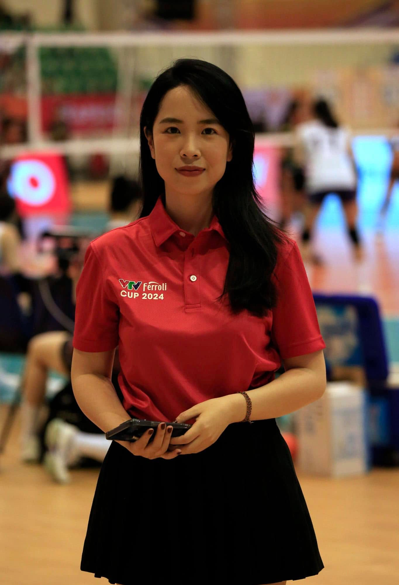 BTV Nhung Anh bị ch&ecirc; mặc đồ như dạ hội trong b&igrave;nh luận b&oacute;ng đ&aacute; World Cup 2026 - Ảnh 3.