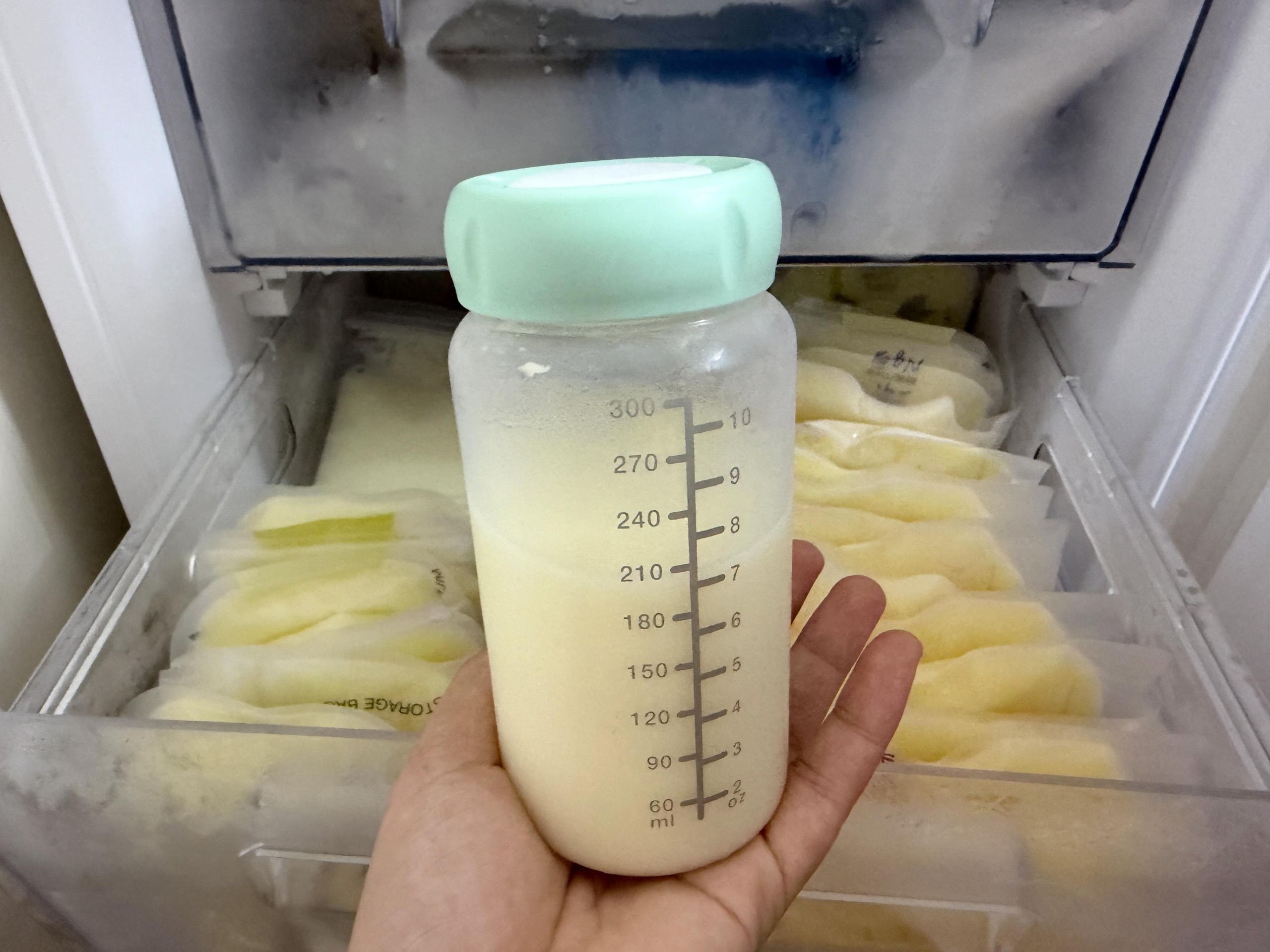 Mẹ bỉm bật khóc nức nở khi thấy tủ trữ đông sữa mở toang, toàn bộ sữa hút cho con tan hết- Ảnh 1. Mẹ bỉm bật khóc nức nở khi thấy tủ trữ đông sữa mở toang, toàn bộ sữa hút cho con tan hết- Ảnh 1.