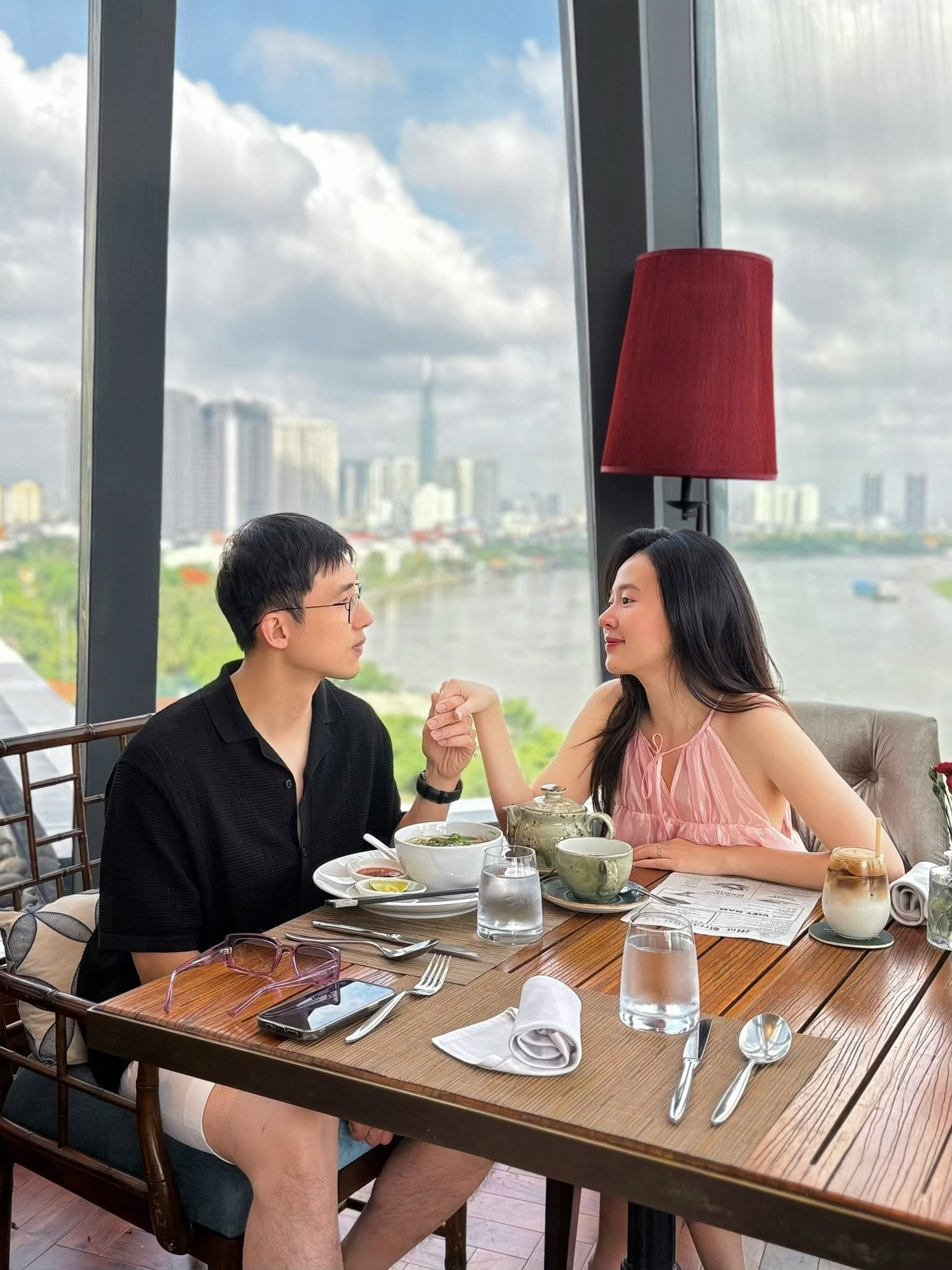 Con trai Chủ tịch nổi tiếng d&ugrave;ng &ldquo;thuật ẩn th&acirc;n&rdquo; để y&ecirc;u mỹ nh&acirc;n showbiz: Lấy vợ mới lộ mặt, cưới xong thay đổi 180 độ - Ảnh 7.