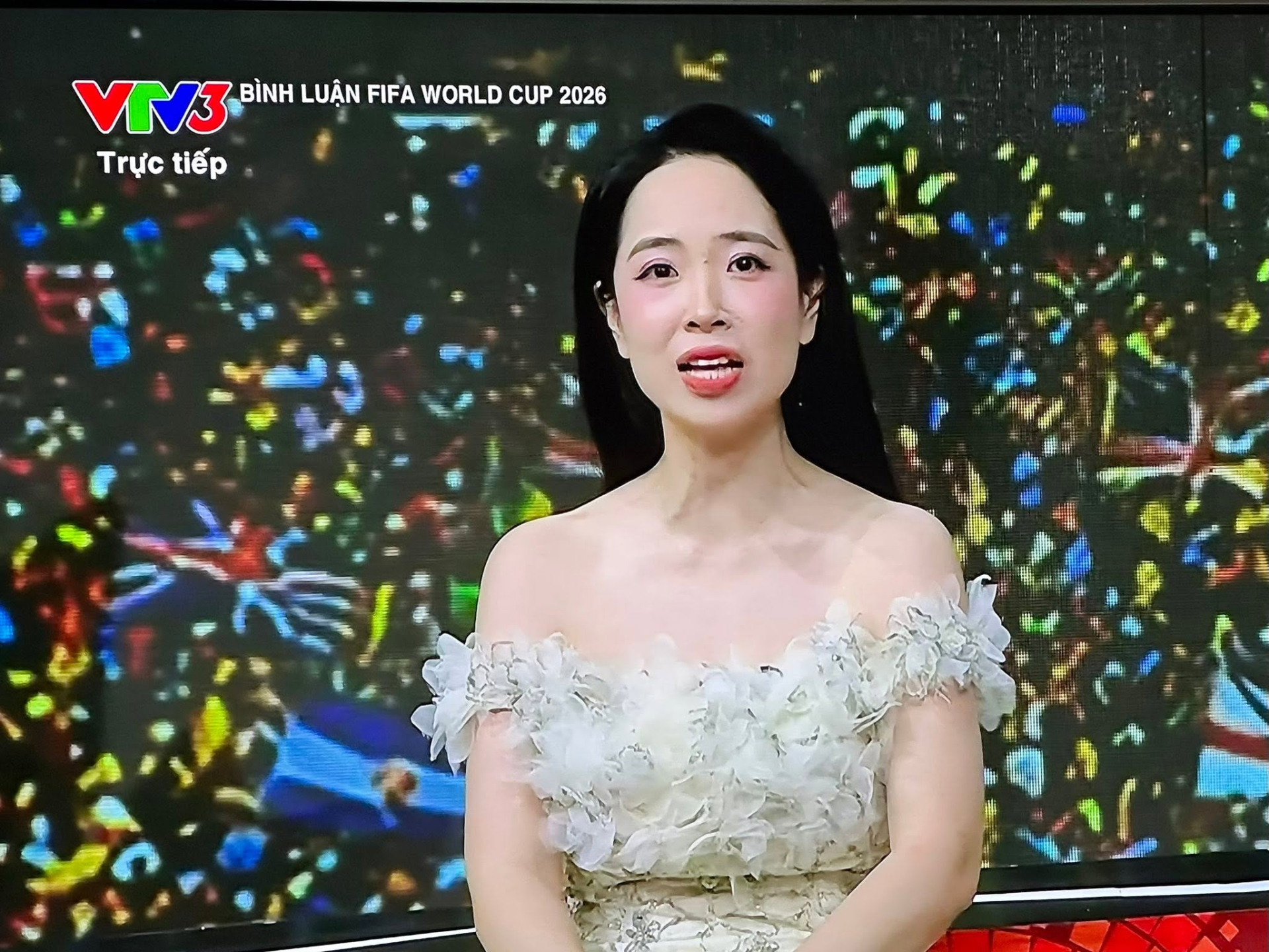 BTV Nhung Anh bị ch&ecirc; mặc đồ như dạ hội trong b&igrave;nh luận b&oacute;ng đ&aacute; World Cup 2026 - Ảnh 2.