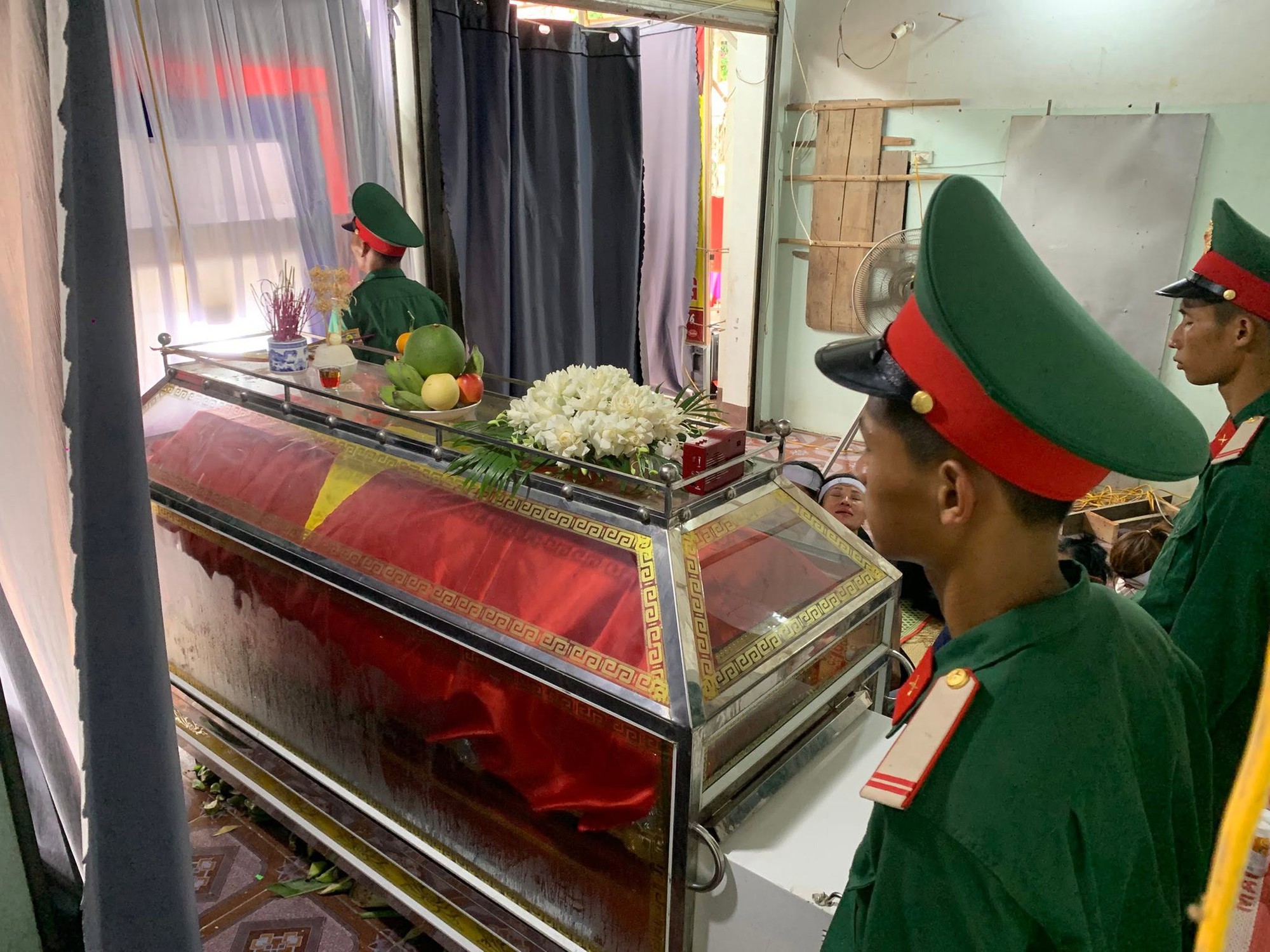 Người th&acirc;n kh&oacute;c nghẹn trong tang lễ Thượng &uacute;y L&ecirc; Văn Thắng (Sao Nhập Ngũ) tại Nghệ An- Ảnh 3.