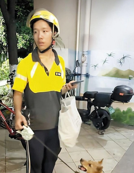 Mang theo ch&uacute; ch&oacute; nhỏ, nam sinh ngh&egrave;o ng&agrave;y l&agrave;m 10 tiếng, đ&ecirc;m ngủ gầm cầu để t&iacute;ch g&oacute;p tiền nhập học - Ảnh 1.