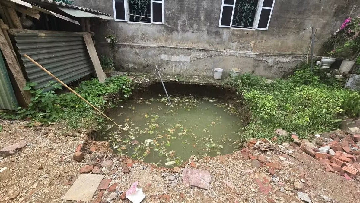 Hố tử thần s&acirc;u 4m xuất hiện ở Th&aacute;i Nguy&ecirc;n g&acirc;y hoang mang cho người d&acirc;n - Ảnh 1.