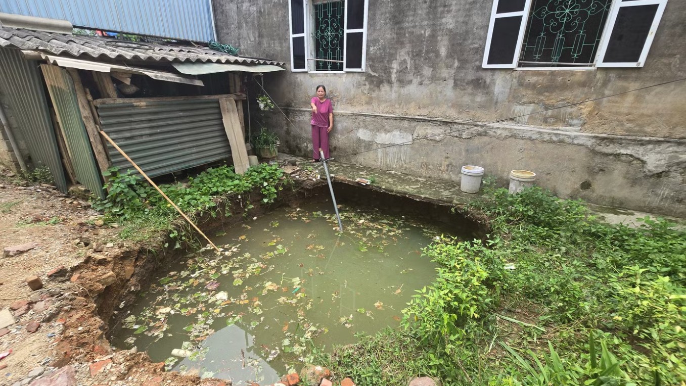 Hố tử thần s&acirc;u 4m xuất hiện ở Th&aacute;i Nguy&ecirc;n g&acirc;y hoang mang cho người d&acirc;n - Ảnh 2.