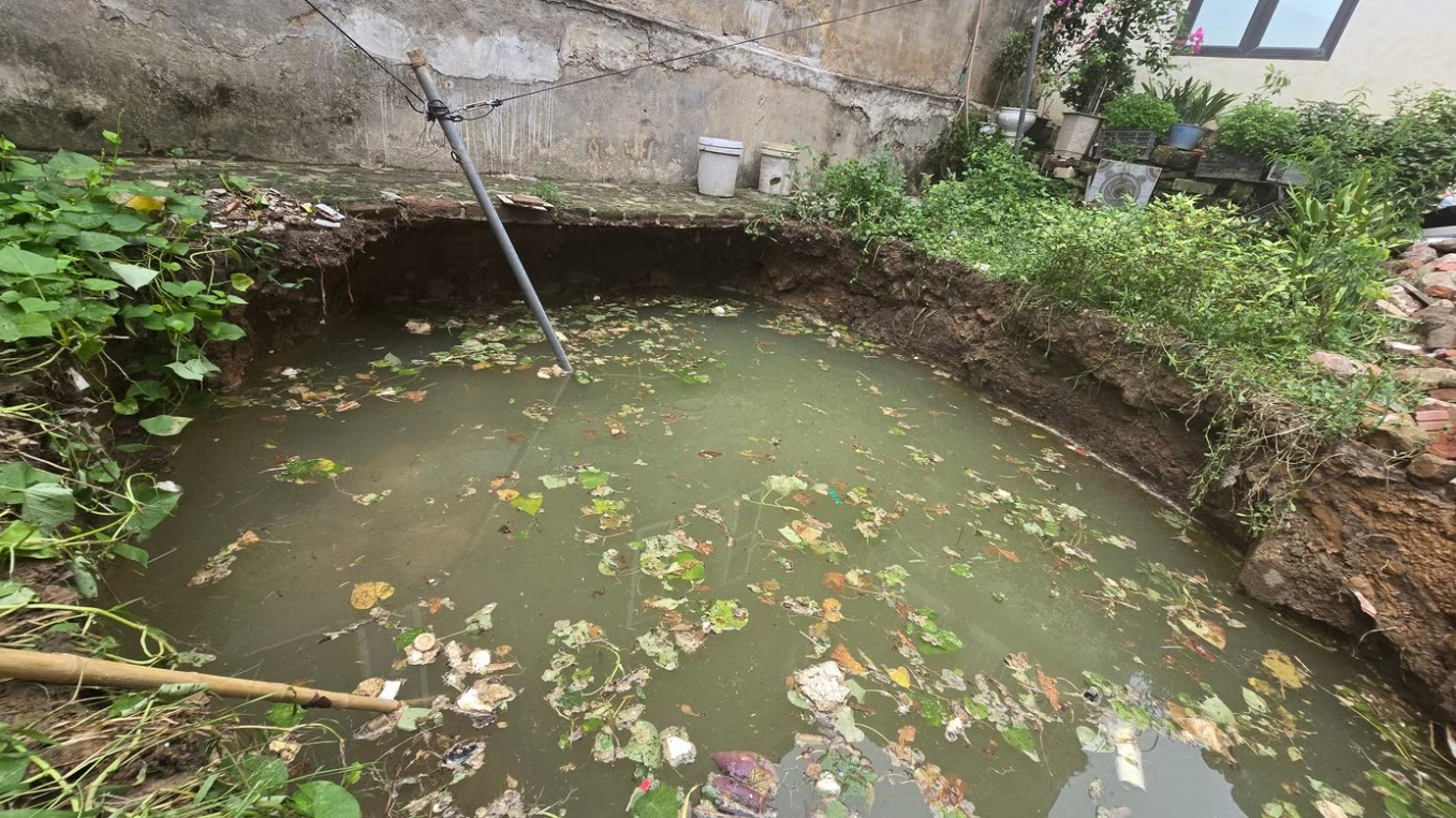 Hố tử thần s&acirc;u 4m xuất hiện ở Th&aacute;i Nguy&ecirc;n g&acirc;y hoang mang cho người d&acirc;n - Ảnh 3.