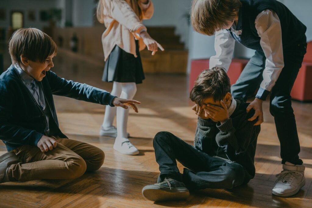 Teach You a Lesson: Phim g&acirc;y b&atilde;o với vấn đề bạo lực học đường v&agrave; C&ocirc;ng l&yacute; chưa được thực thi - Ảnh 2.