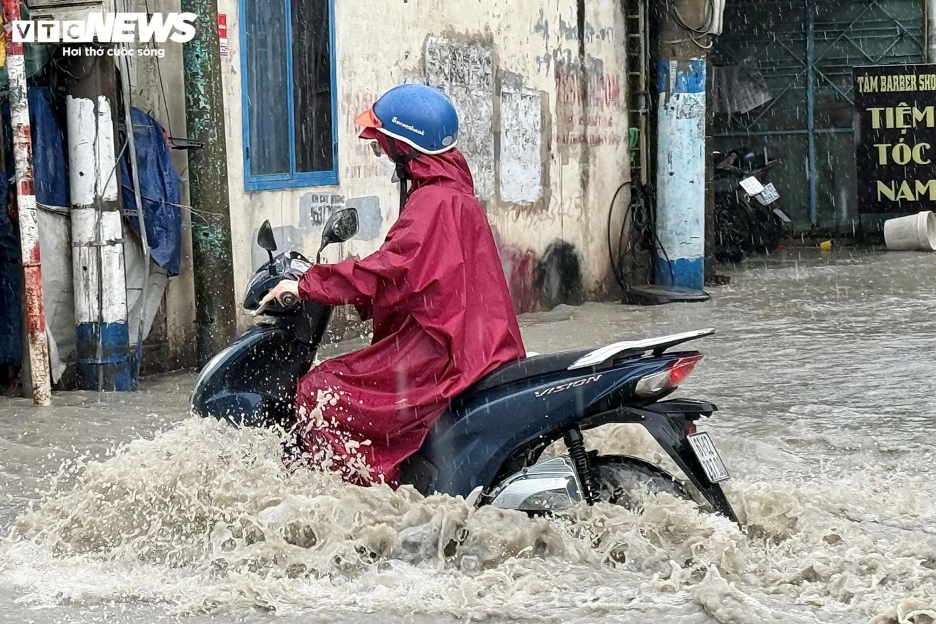 Quốc lộ 13 TP . HCM ngập nước sau mưa lớn , người d&acirc;n khốn khổ di chuyển - Ảnh 1.