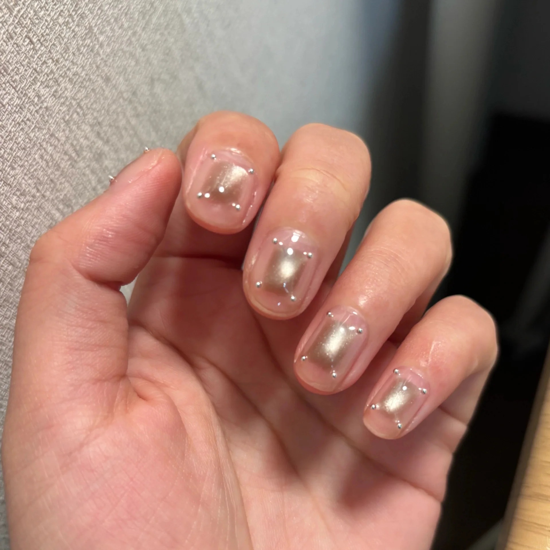 Tưởng đơn giản nhưng đ&acirc;y lại l&agrave; mẫu nail được c&aacute;c t&iacute;n đồ quiet luxury y&ecirc;u th&iacute;ch nhất hiện nay - Ảnh 2.