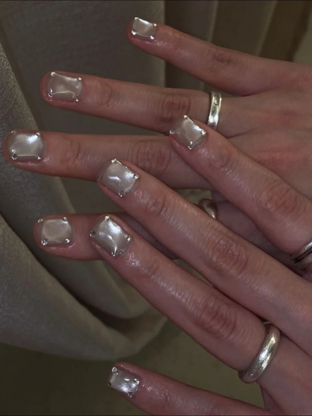 Tưởng đơn giản nhưng đ&acirc;y lại l&agrave; mẫu nail được c&aacute;c t&iacute;n đồ quiet luxury y&ecirc;u th&iacute;ch nhất hiện nay - Ảnh 1.