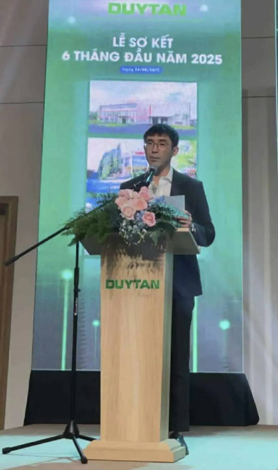 Con trai Chủ tịch nổi tiếng d&ugrave;ng &ldquo;thuật ẩn th&acirc;n&rdquo; để y&ecirc;u mỹ nh&acirc;n showbiz: Lấy vợ mới lộ mặt, cưới xong thay đổi 180 độ - Ảnh 2.