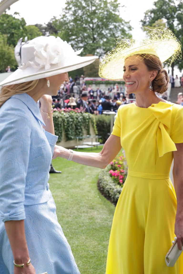 Lady Gabriella Windsor tỏa s&aacute;ng với đầm xanh pastel tại Royal Ascot 2026 - Ảnh 3.
