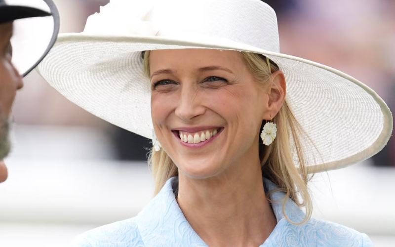 Lady Gabriella Windsor tỏa s&aacute;ng với đầm xanh pastel tại Royal Ascot 2026 - Ảnh 1.