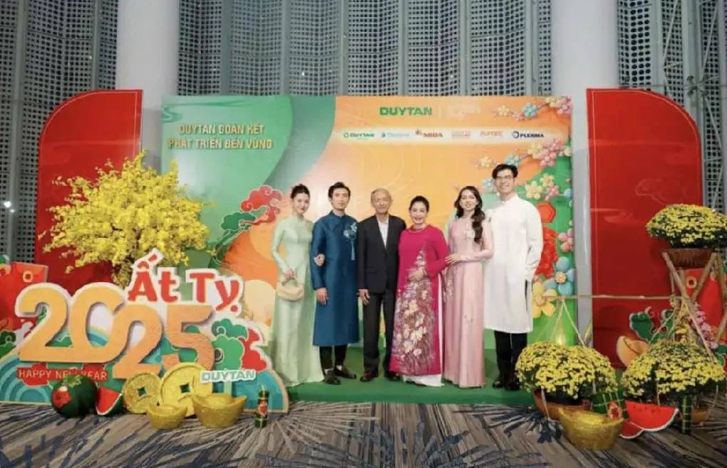 Con trai Chủ tịch nổi tiếng d&ugrave;ng &ldquo;thuật ẩn th&acirc;n&rdquo; để y&ecirc;u mỹ nh&acirc;n showbiz: Lấy vợ mới lộ mặt, cưới xong thay đổi 180 độ - Ảnh 3.