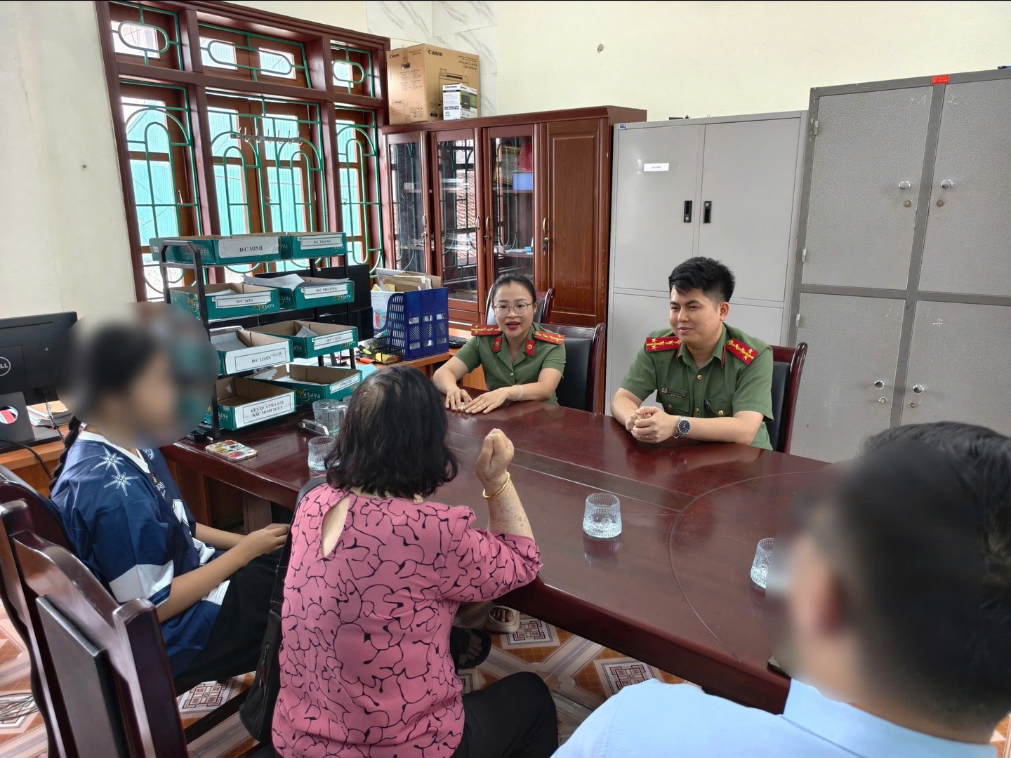 C&ocirc;ng an phường Điện Bi&ecirc;n Phủ ngăn chặn lừa đảo gửi qu&agrave; từ nước ng&ograve;ai cho Cụ b&agrave; 76 tuổi - Ảnh 2.