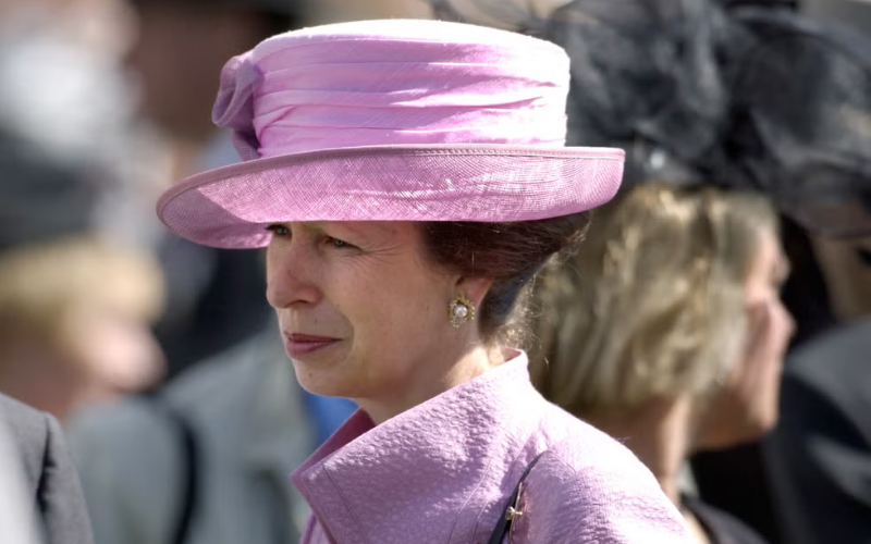 Vương nữ Anne t&aacute;i hiện phong c&aacute;ch với bộ v&aacute;y hồng 25 tuổi tại Royal Ascot 2026 - Ảnh 2.