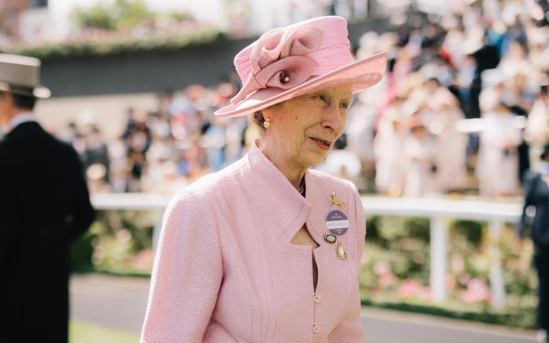 Vương nữ Anne t&aacute;i hiện phong c&aacute;ch với bộ v&aacute;y hồng 25 tuổi tại Royal Ascot 2026 - Ảnh 6.