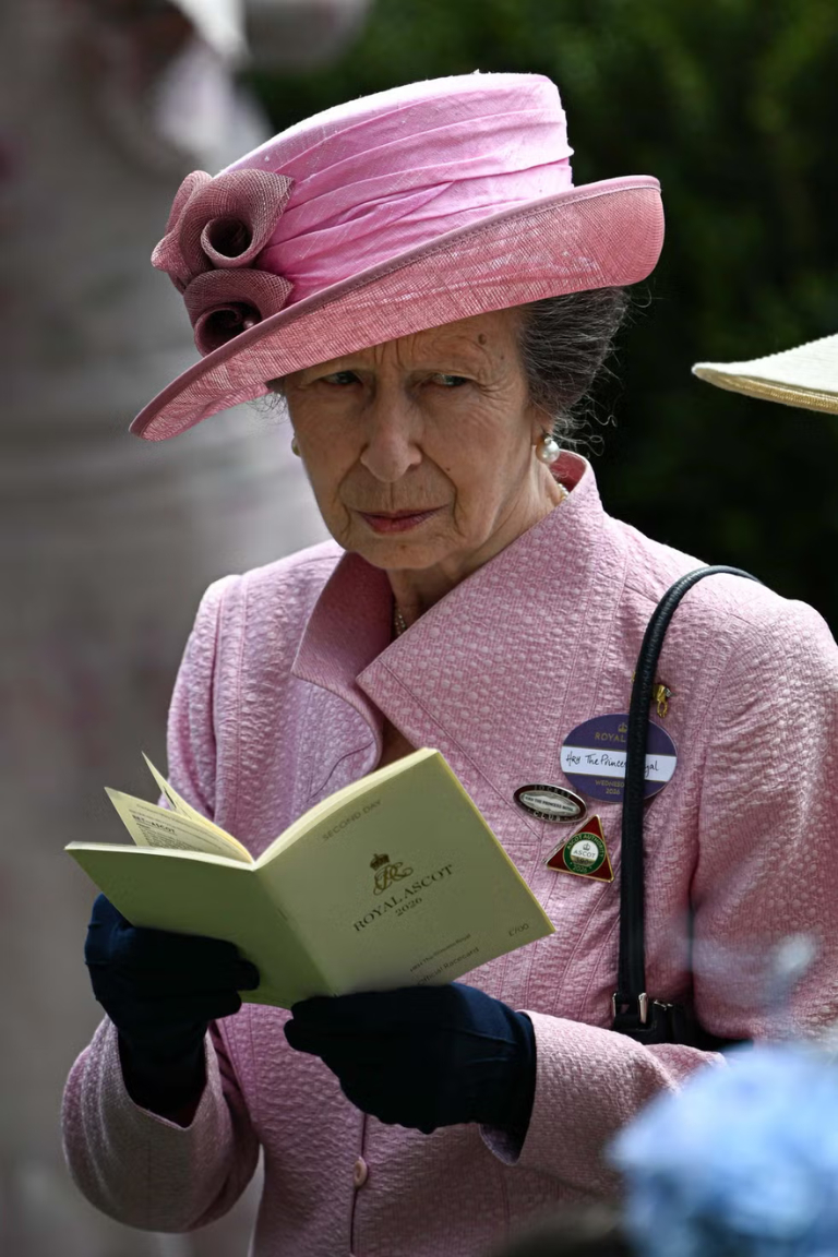 Vương nữ Anne t&aacute;i hiện phong c&aacute;ch với bộ v&aacute;y hồng 25 tuổi tại Royal Ascot 2026 - Ảnh 4.