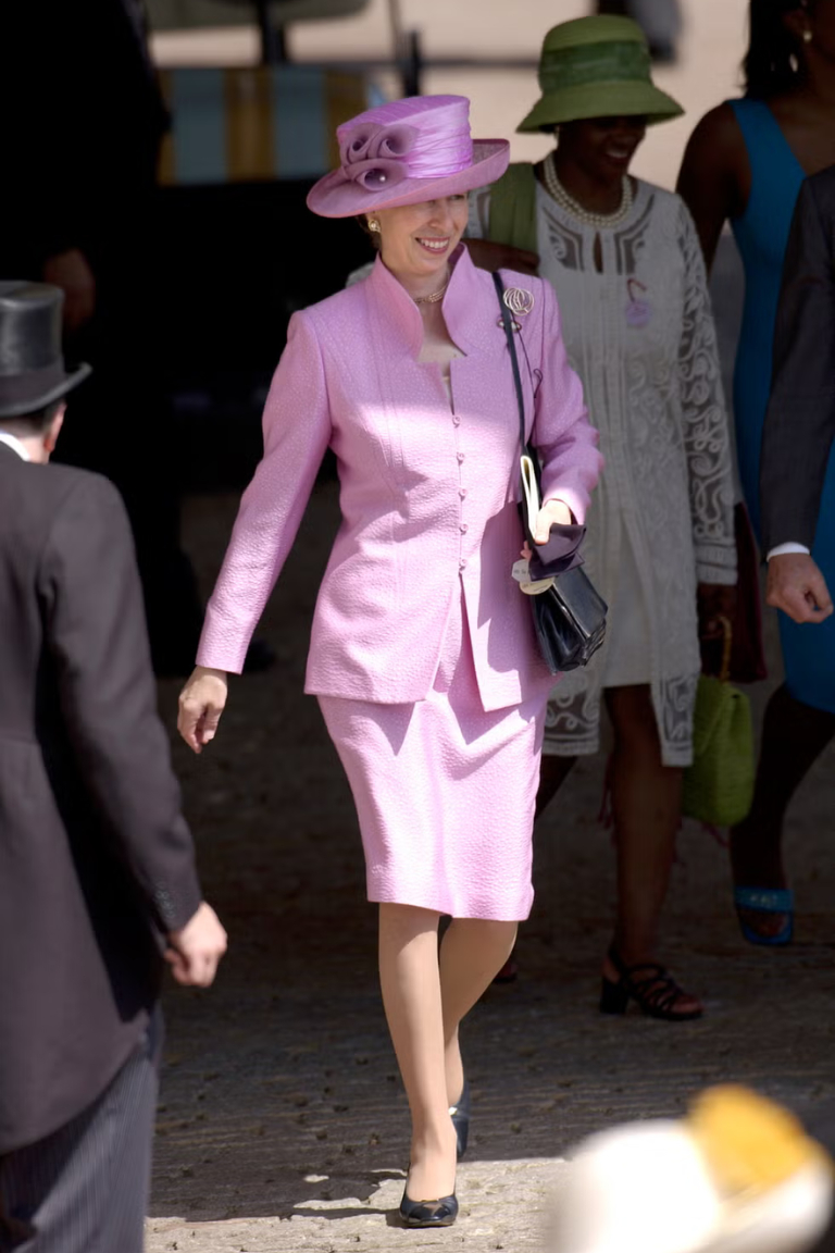 Vương nữ Anne t&aacute;i hiện phong c&aacute;ch với bộ v&aacute;y hồng 25 tuổi tại Royal Ascot 2026 - Ảnh 1.
