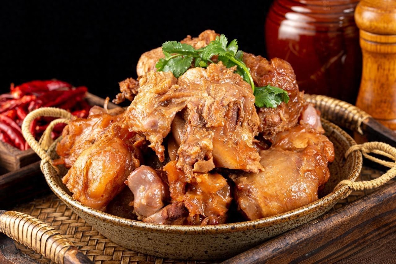 Đầu bếp đ&iacute;ch th&acirc;n chia sẻ c&ocirc;ng thức b&iacute; truyền m&oacute;n xương heo kho, đảm bảo thịt mềm tan trong miệng v&agrave; hương thơm khiến h&agrave;ng x&oacute;m phải xu&yacute;t xoa - Ảnh 1.