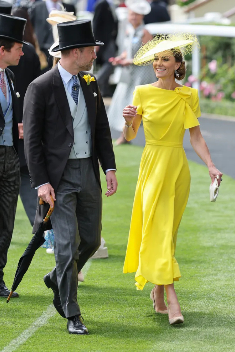 Vương phi Kate g&acirc;y sốt với trang phục v&agrave;ng rực rỡ tại Royal Ascot 2026 - Ảnh 2.