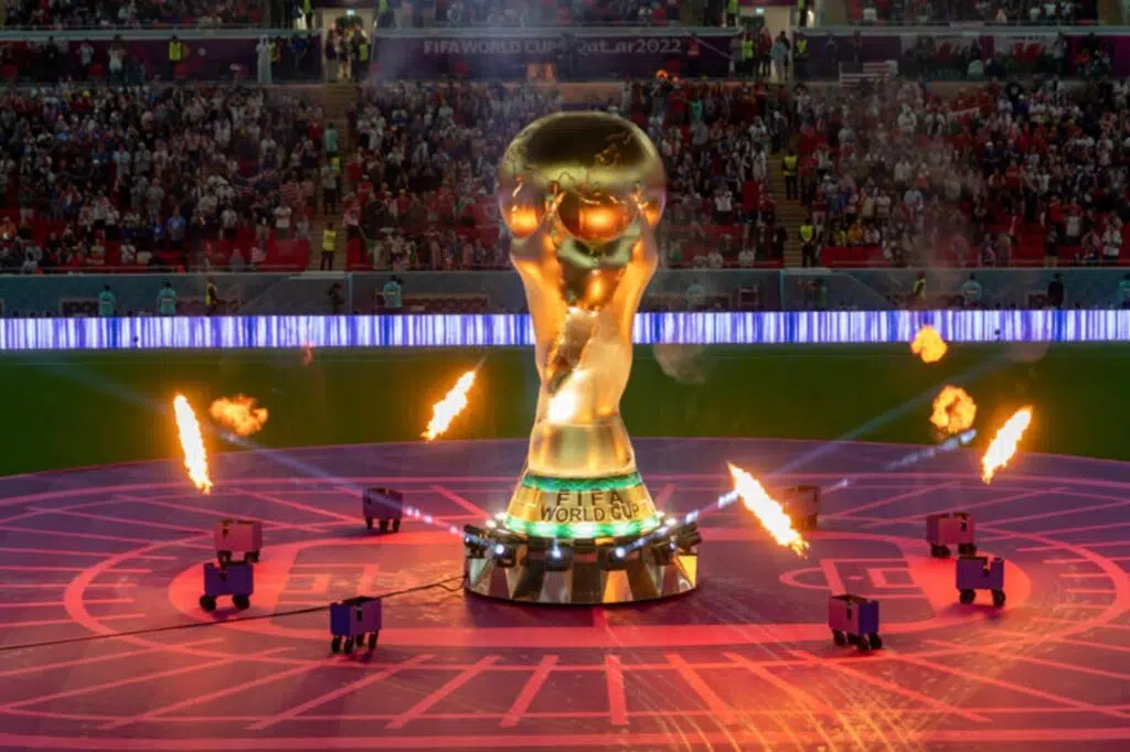 Nghi thức trưởng th&agrave;nh của trẻ trong m&ugrave;a World Cup 2026: K&yacute; ức b&ecirc;n bố - Ảnh 1.