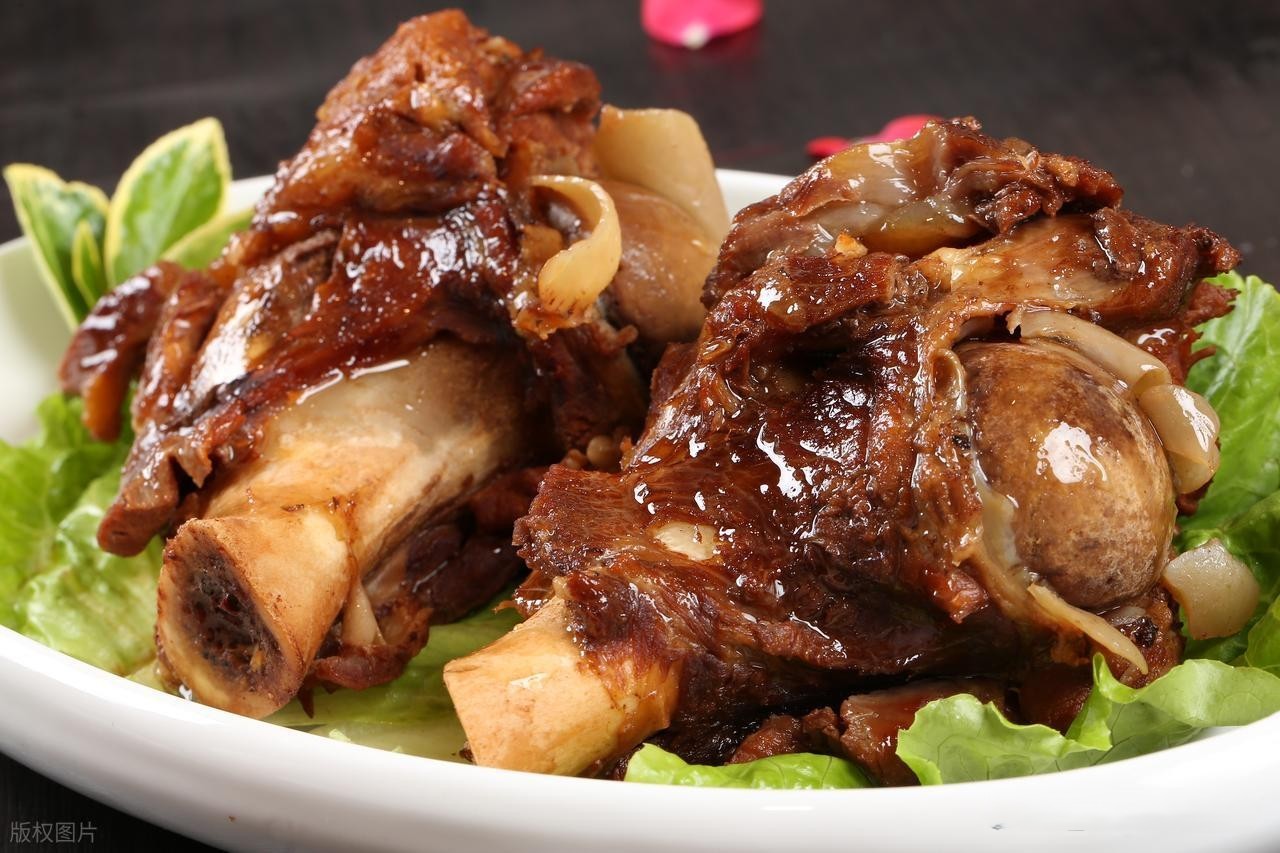 Đầu bếp đ&iacute;ch th&acirc;n chia sẻ c&ocirc;ng thức b&iacute; truyền m&oacute;n xương heo kho, đảm bảo thịt mềm tan trong miệng v&agrave; hương thơm khiến h&agrave;ng x&oacute;m phải xu&yacute;t xoa - Ảnh 4.