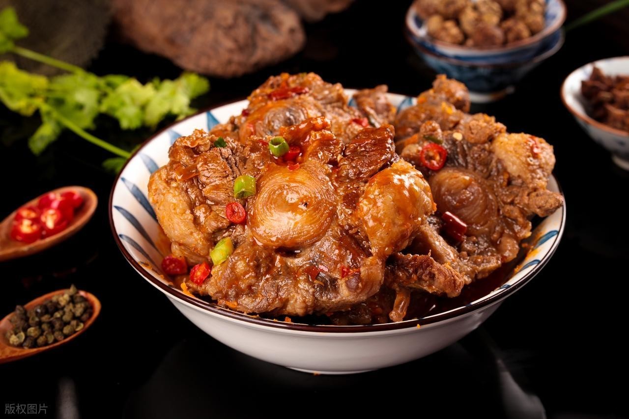 Đầu bếp đ&iacute;ch th&acirc;n chia sẻ c&ocirc;ng thức b&iacute; truyền m&oacute;n xương heo kho, đảm bảo thịt mềm tan trong miệng v&agrave; hương thơm khiến h&agrave;ng x&oacute;m phải xu&yacute;t xoa - Ảnh 5.