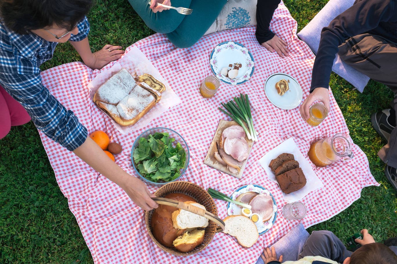 M&ugrave;a picnic đến rồi: Tr&aacute;nh ngay 6 sai lầm khiến thực phẩm nhanh biến th&agrave;nh 