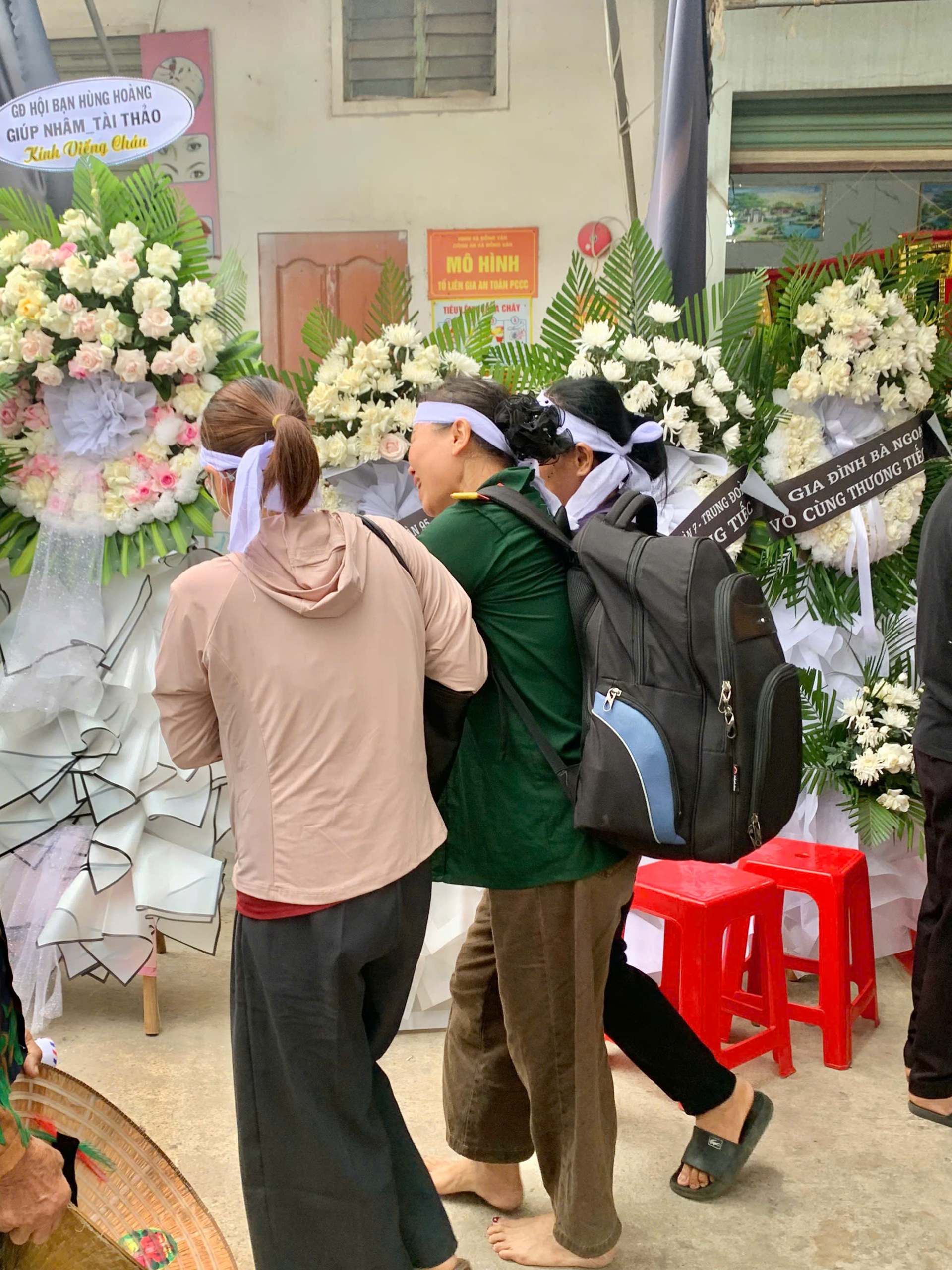 Mẹ thượng &uacute;y L&ecirc; Văn Thắng đau l&ograve;ng tiễn biệt con trai trong lễ tang ở Nghệ An - Ảnh 4.
