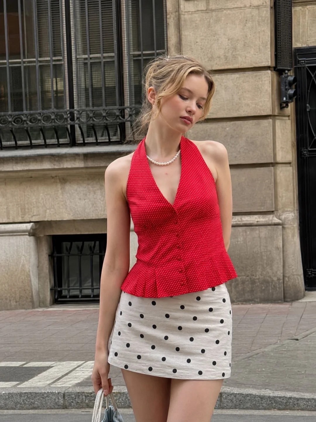Chiếc &aacute;o đỏ khiến mọi bức ảnh m&ugrave;a h&egrave; tr&ocirc;ng như được chụp ở Paris - Ảnh 2.