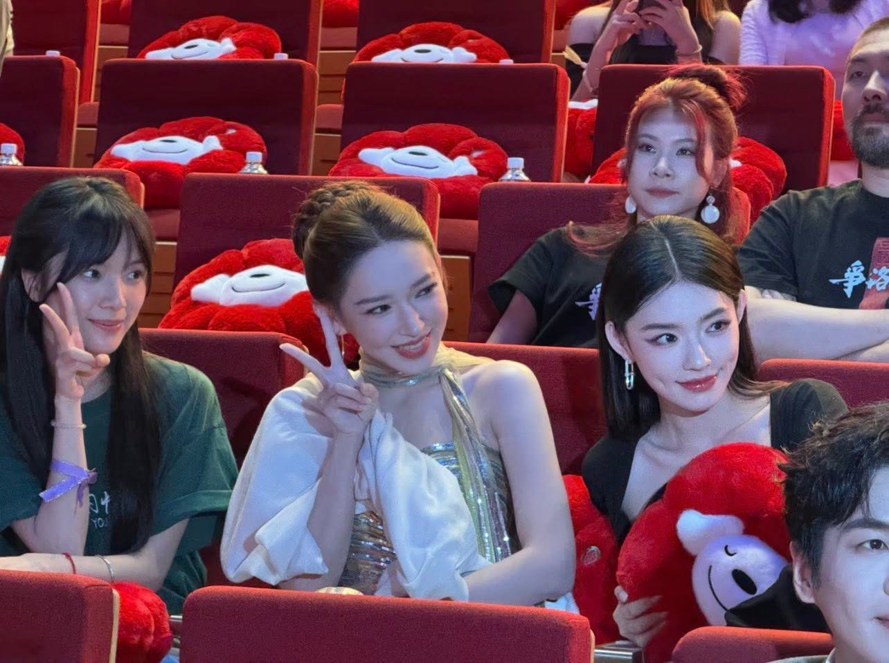 Để mặt mộc đi thảm đỏ vẫn đẹp ph&aacute;t s&aacute;ng, showbiz c&oacute; đ&uacute;ng 1 người: Nhan sắc hiếm c&oacute; đ&aacute;ng gi&aacute; ng&agrave;n v&agrave;ng- Ảnh 6.