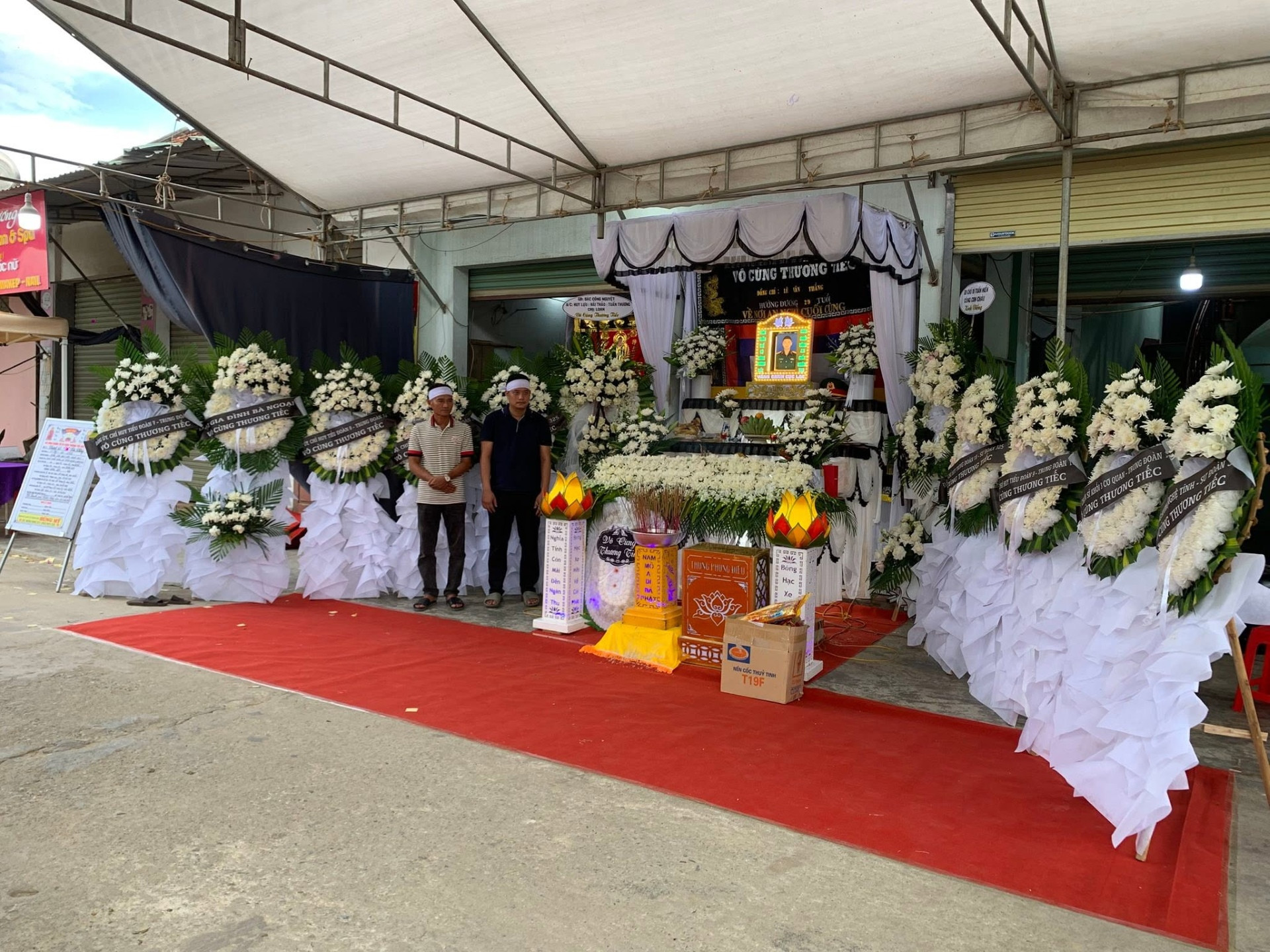 Mẹ thượng &uacute;y L&ecirc; Văn Thắng đau l&ograve;ng tiễn biệt con trai trong lễ tang ở Nghệ An - Ảnh 2.