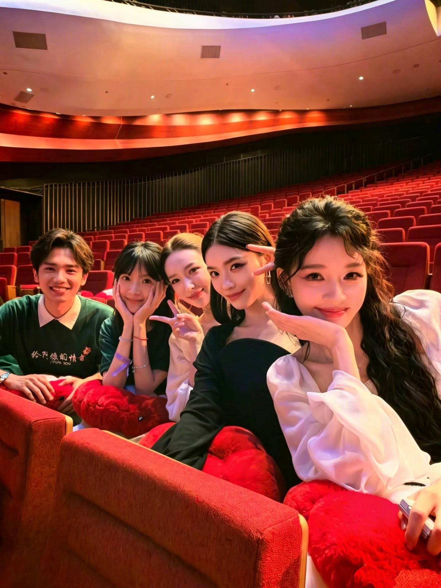 Để mặt mộc đi thảm đỏ vẫn đẹp ph&aacute;t s&aacute;ng, showbiz c&oacute; đ&uacute;ng 1 người: Nhan sắc hiếm c&oacute; đ&aacute;ng gi&aacute; ng&agrave;n v&agrave;ng- Ảnh 7.