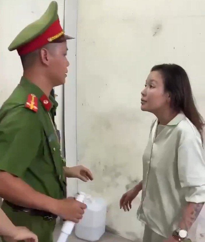 Ch&acirc;n dung phụ nữ chửi bới, h&agrave;nh hung C&ocirc;ng an tại Th&aacute;i Nguy&ecirc;n - Ảnh 1.
