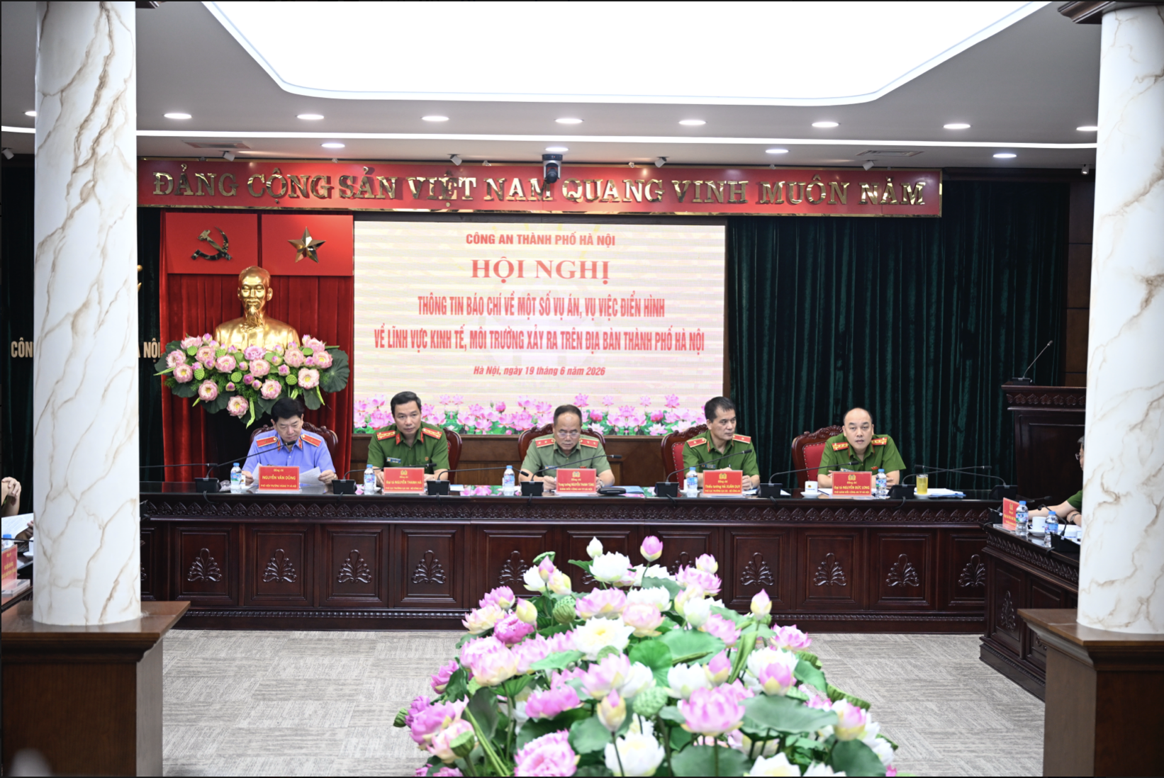 Khởi tố Nguyễn Thị Tố Loan và đồng phạm trong vụ buôn lậu chân gà lớn tại Hà Nội - Ảnh 1. Khởi tố Nguyễn Thị Tố Loan và đồng phạm trong vụ buôn lậu chân gà lớn tại Hà Nội - Ảnh 1.