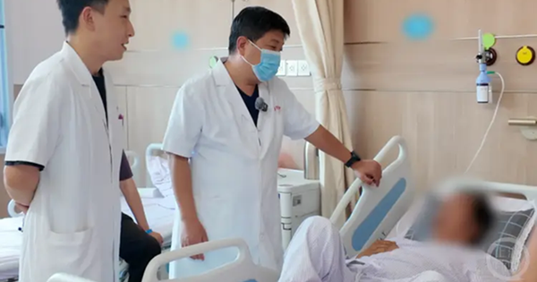 Khoảnh khắc nam thanh ni&ecirc;n 26 tuổi bị ung thư phổi giai đoạn 2 tuyệt vọng n&eacute;m vape được b&aacute;c sĩ ghi lại: 