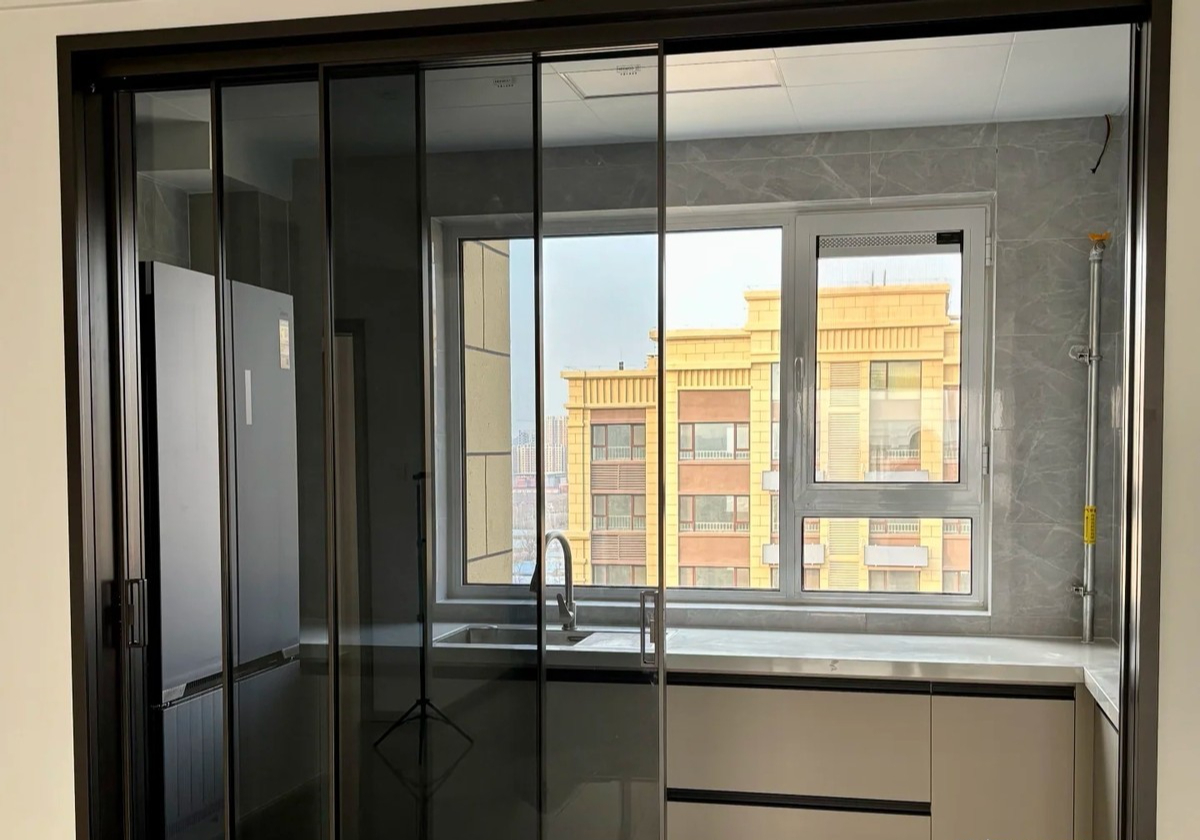 Ngày càng nhiều gia đình bỏ cửa trượt nhà bếp: 3 phương án thay thế giúp không gian sáng hơn, rộng hơn và đỡ bí bách - Ảnh 2.