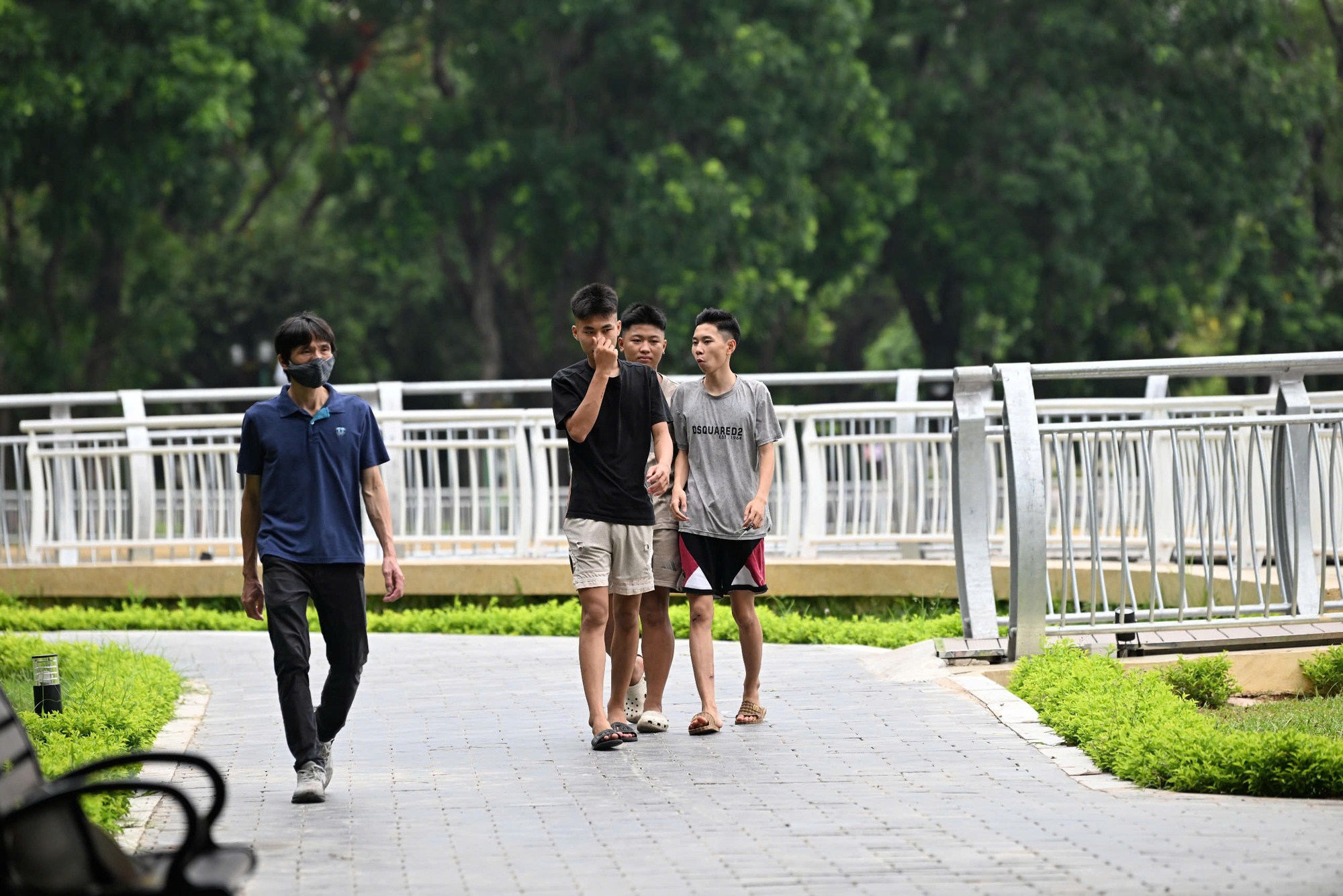 C&aacute; chết bất thường tại hồ Nghĩa Đ&ocirc; H&agrave; Nội năm 2026: Cảnh tượng g&acirc;y sốc - Ảnh 5.