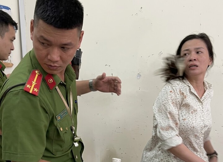 Bắt giam người phụ nữ cắn C&ocirc;ng an v&agrave; chặn xe tải ở Th&aacute;i Nguy&ecirc;n - Ảnh 1.
