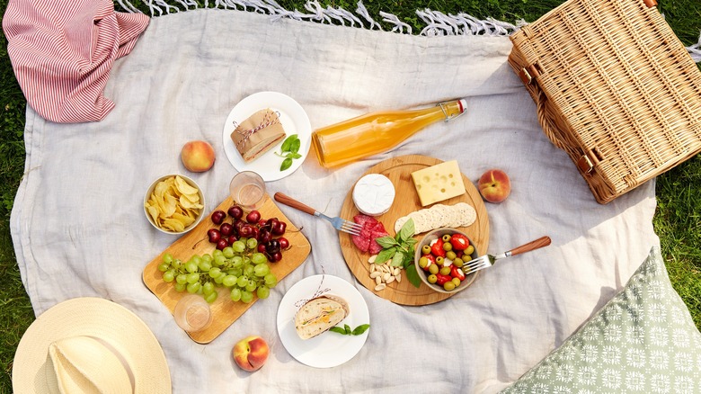 M&ugrave;a picnic đến rồi: Tr&aacute;nh ngay 6 sai lầm khiến thực phẩm nhanh biến th&agrave;nh 