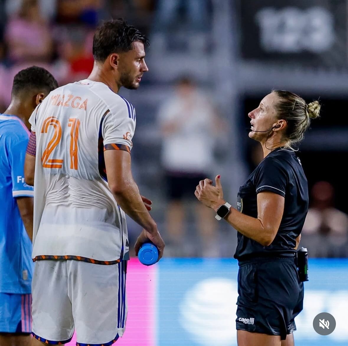 Tori Penso: Nữ trọng t&agrave;i Mỹ đầu ti&ecirc;n bắt ch&iacute;nh tại World Cup 2026 - Ảnh 3.