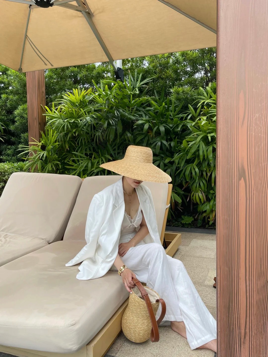Những món đồ không thể thiếu trong vali du lịch của các cô gái theo đuổi phong cách old money- Ảnh 2.