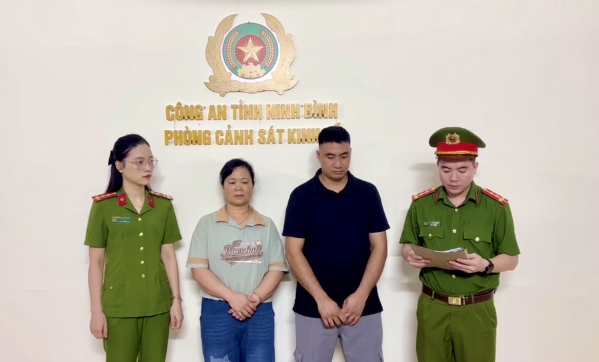 Thi hành lệnh cấm đi khỏi nơi cư trú đối với 2 người làm bánh đúc ở Ninh Bình - Ảnh 1. Thi hành lệnh cấm đi khỏi nơi cư trú đối với 2 người làm bánh đúc ở Ninh Bình - Ảnh 1.