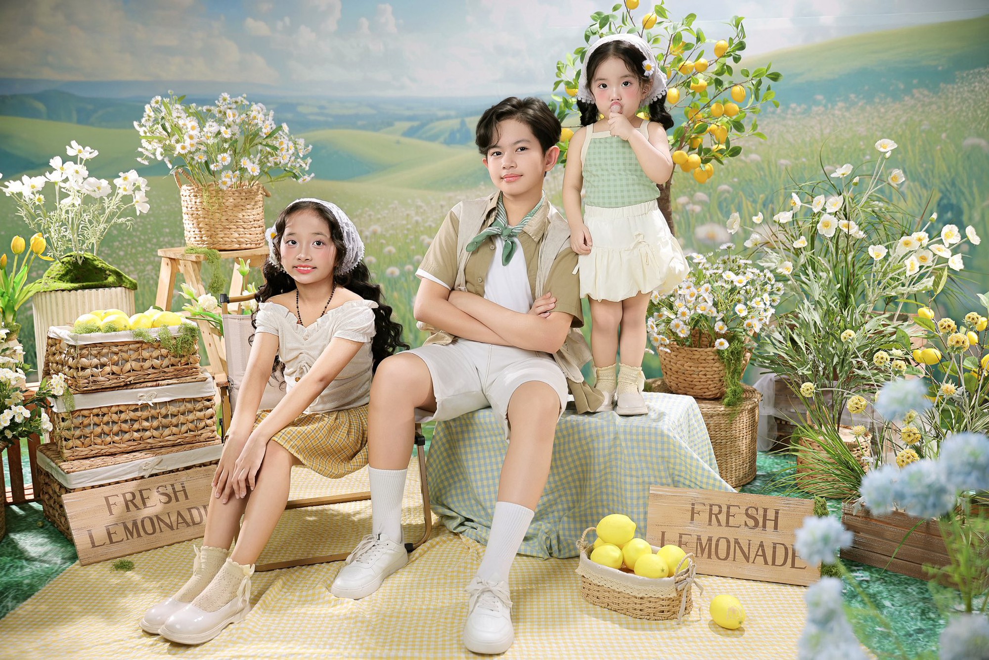 Kh&ocirc;ng thể rời mắt khỏi bộ ảnh tuyệt đẹp của 3 nh&oacute;c tỳ nh&agrave; Kh&aacute;nh Thi - Phan Hiển - Ảnh 8.