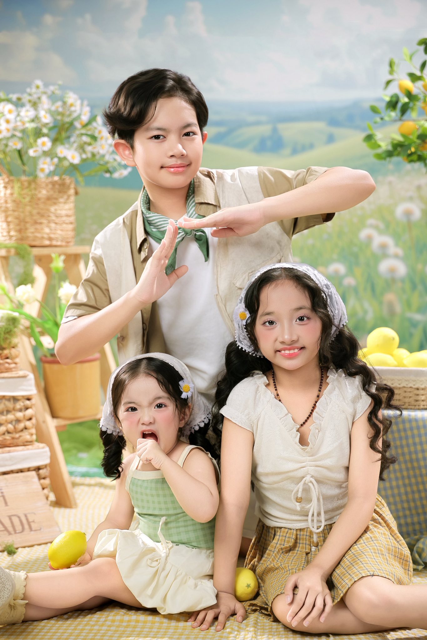 Kh&ocirc;ng thể rời mắt khỏi bộ ảnh tuyệt đẹp của 3 nh&oacute;c tỳ nh&agrave; Kh&aacute;nh Thi - Phan Hiển - Ảnh 2.