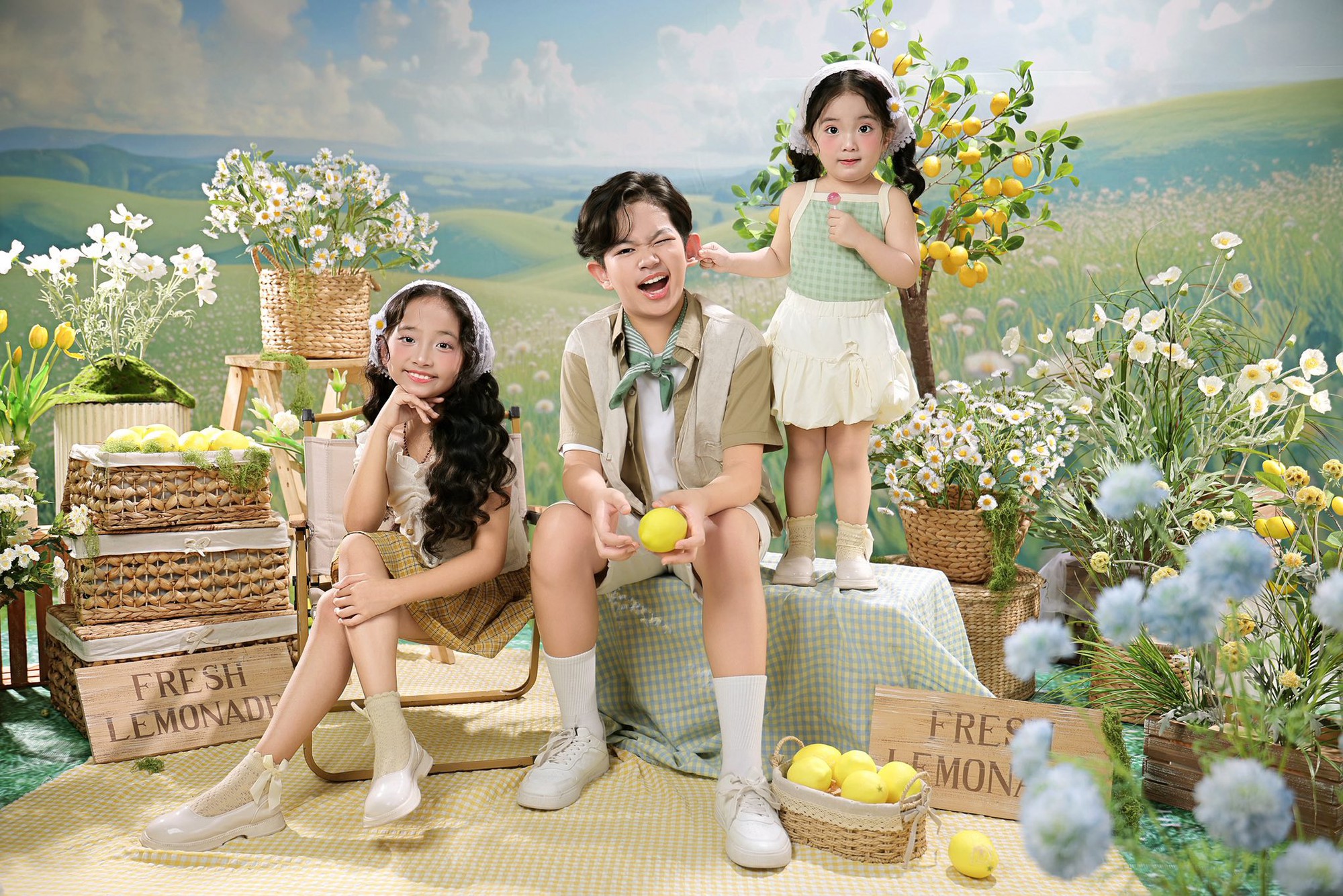 Kh&ocirc;ng thể rời mắt khỏi bộ ảnh tuyệt đẹp của 3 nh&oacute;c tỳ nh&agrave; Kh&aacute;nh Thi - Phan Hiển - Ảnh 9.