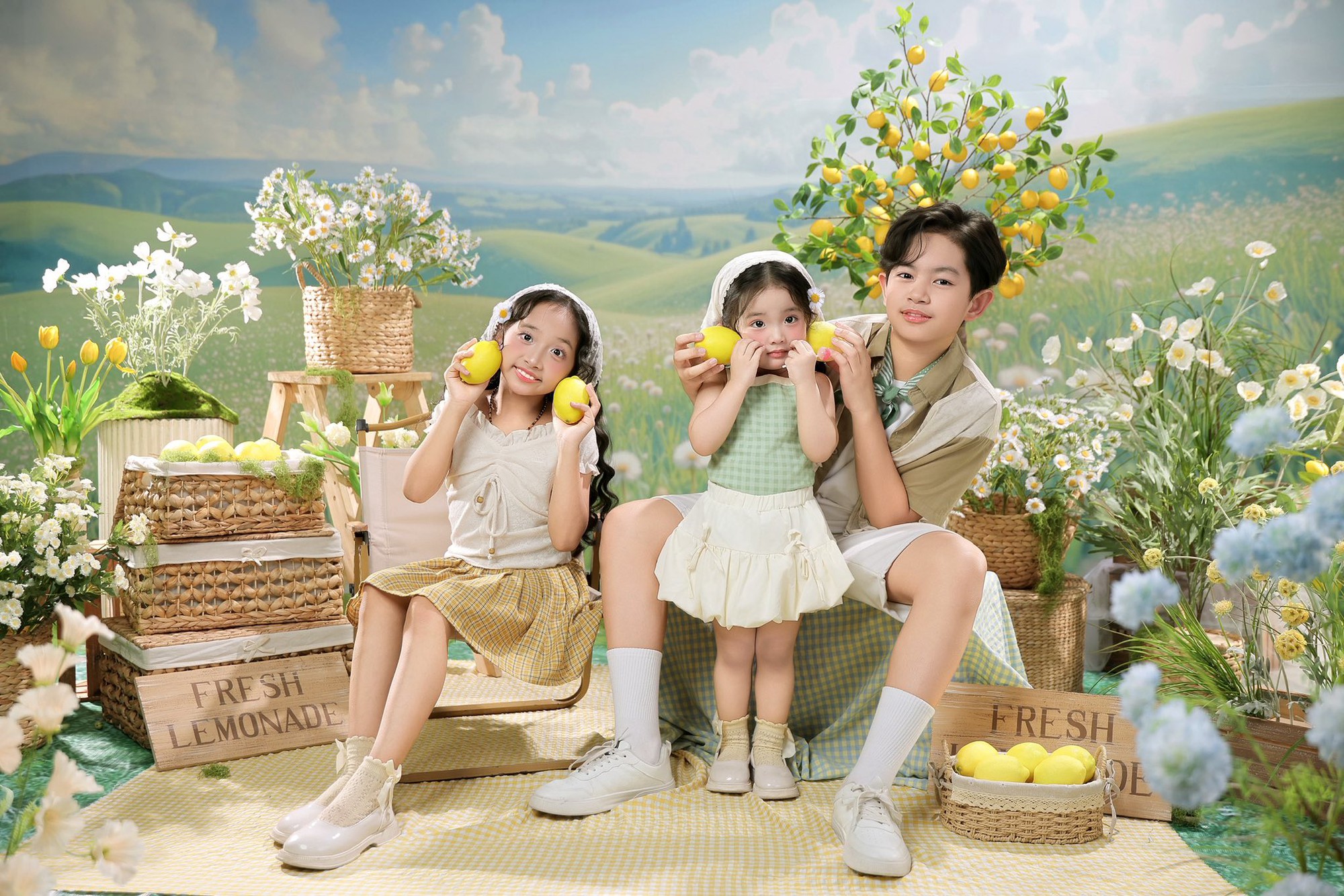 Kh&ocirc;ng thể rời mắt khỏi bộ ảnh tuyệt đẹp của 3 nh&oacute;c tỳ nh&agrave; Kh&aacute;nh Thi - Phan Hiển - Ảnh 6.