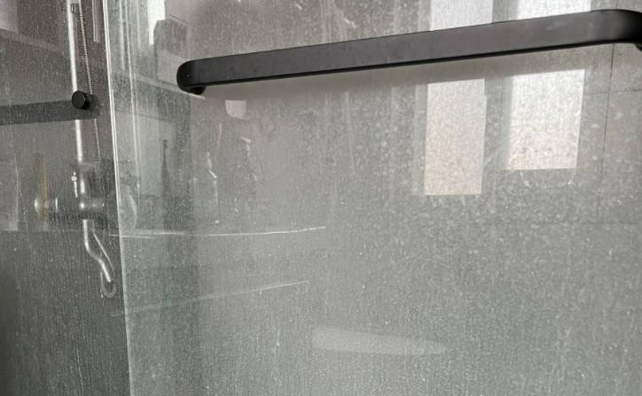 Ngày càng nhiều gia đình bỏ vách tắm kính: 5 giải pháp thay thế đẹp hơn, dễ vệ sinh hơn và tiết kiệm diện tích - Ảnh 1.