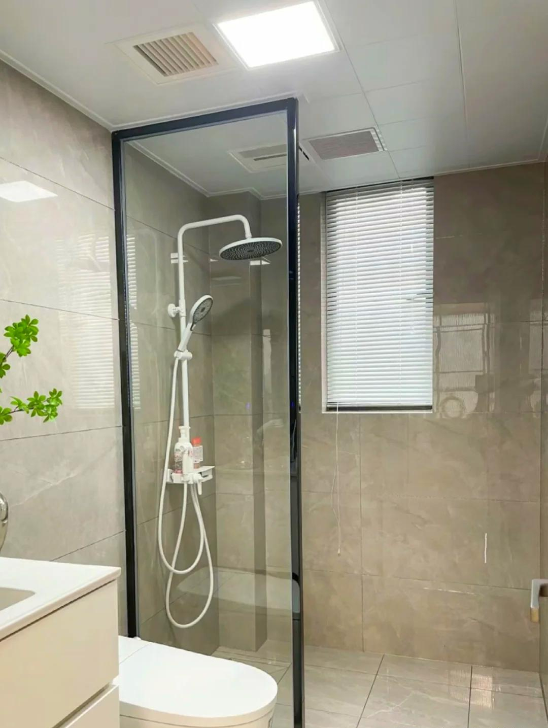 Ngày càng nhiều gia đình bỏ vách tắm kính: 5 giải pháp thay thế đẹp hơn, dễ vệ sinh hơn và tiết kiệm diện tích - Ảnh 4.
