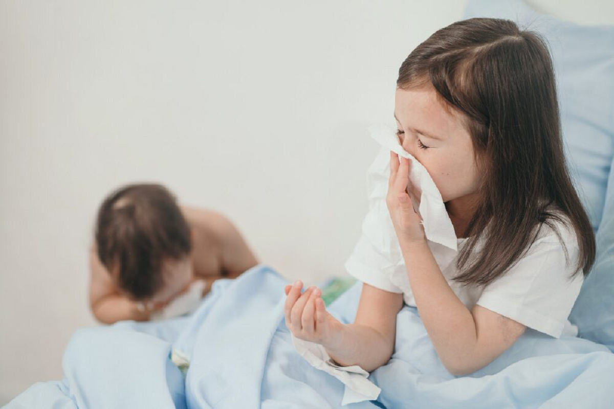 B&eacute; g&aacute;i 6 tuổi nhập viện v&igrave; nh&eacute;t giấy v&agrave;o mũi: C&acirc;u chuyện bất ngờ từ b&aacute;c sĩ - Ảnh 2.